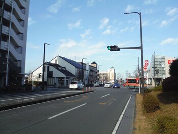 リラクゼーションサロン ぼでぃーはーと/誉田側から見た店舗前交差点