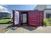 広々駐車場あり◎赤いコンテナハウスが目印◎プライベート空間