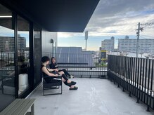 泉大津・和泉府中パーソナルジムの雰囲気（広い屋外休憩スペースでまったりチルタイムも◎夕焼けキレイです）