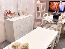 ワンホン&スカルプネイルサロン金山 lily nail【8月1日NEW OPEN(予定)】の雰囲気(施術中はお好きな映画ドラマ見れます♪)