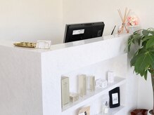 ミール(Meel)の雰囲気(白を基調とした店内◎)