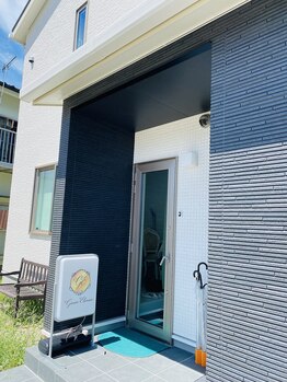 ジョイアエテルナ(gioia eterna)/建物南側が入口です。