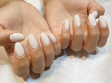ムー(muu.)の雰囲気（指先を美しく魅せる、艶やかで上品なミルキーホワイトのネイル）
