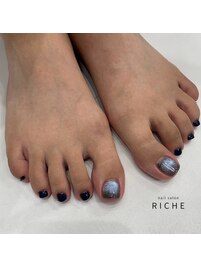 寒色系カラーのフットネイル