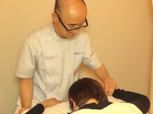 中医鍼灸治療センターの雰囲気（脈を測り、体を適切な状態に戻します。舌を見ることもあります）