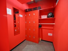 B-PLUS川越の雰囲気(清潔感のあるロッカーやシャワー室完備!お仕事帰りにも◎)