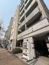 エードット 銀座(A.)/三井リパークを通過すると自販機