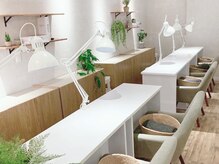 ジェルネイル専門【パラジェル・フィルイン・育爪推奨店】BOTA NAIL センター南駅前店の雰囲気（ボタニカルな店内で木の温もりを感じる空間です!センター南駅2分）