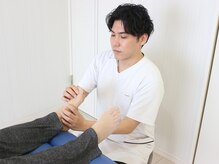 脚から肩にかけて順番に筋肉をほぐして筋骨格を調整します（表面）