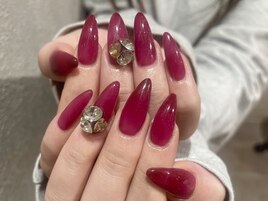 赤ラメにVカットネイル