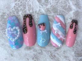 ブルー×ピンクの個性派ネイル