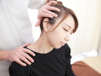 サロン デ カサレイナ(Salon de Casareyna)の写真/【豊中駅近】少ない施術回数で効果を実感!歴20年超の整体師による手技で慢性的な首肩コリ改善◎60分¥3980◆