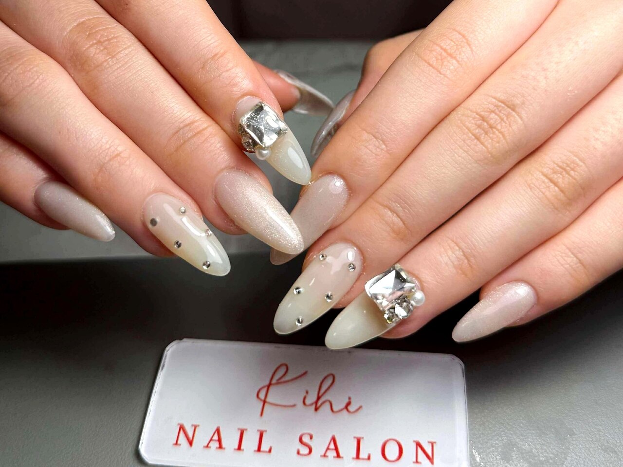 2026年冬トレンド】ホワイト ワンカラー ハンドのネイルデザイン集