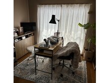 暖かみのあるサロンで、リラックスしながらネイルができます♪