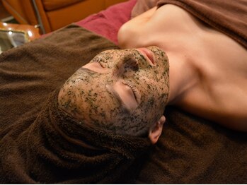 カッカ(kakka)の写真/《毛穴・ニキビケアで輝く美肌に◎》REVIハーブピーリングで赤みを抑えて、肌のごわつきなくしうる艶肌へ！