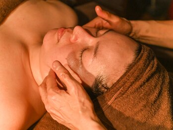 フェイバリットスパ(Favorite Spa)の写真/【オーナー施術！表情筋フェイシャル80分￥7500】機械に頼らないプロの手技でデコルテ~顔周りをケア◎