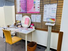 《ウェイティングスペース》明るい店内。お子様同伴可◎