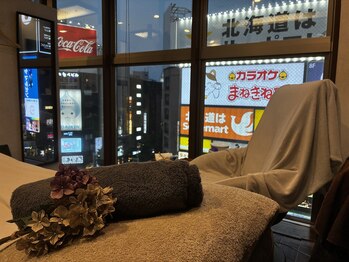 シャランラ(Sharanra)/窓からはきらびやかなネオン街が