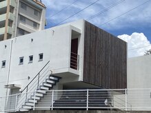 駐車場1台。階段前、フェンス寄りに駐車ください。2階サロンです