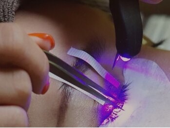 ミィズスタジオ(Mie's Studio)の写真/【LEDレーザーラッシュプロ】ピンポイント照射で光や熱を感じにくいため、LEDまつエクに不安がある方にも◎