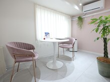 店内はピンクがアクセントの落ち着いたおしゃれ空間★