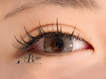 ビアン(B:an)の写真/ボリューミーな目元、束感マツエクをしたいなら「フラットラッシュ160本」