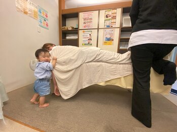 子育てママの整体サロン/施術中のお子様の様子