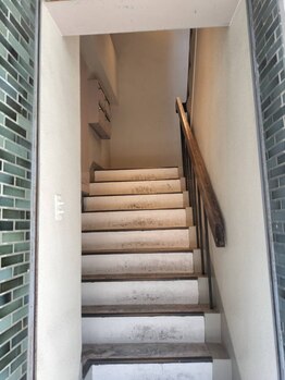 鍼灸イズン/こちらの階段を上がります