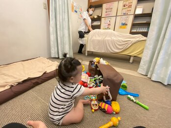 子育てママの整体サロン/施術中のお子様の様子