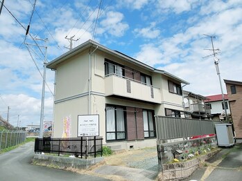 マホロ(mahoro)/二階建ての白い外壁一軒家