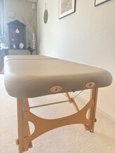 かぐや(salon)/職人による施術ベッド　カナダ製