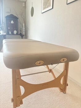 かぐや(salon)/職人による施術ベッド　カナダ製