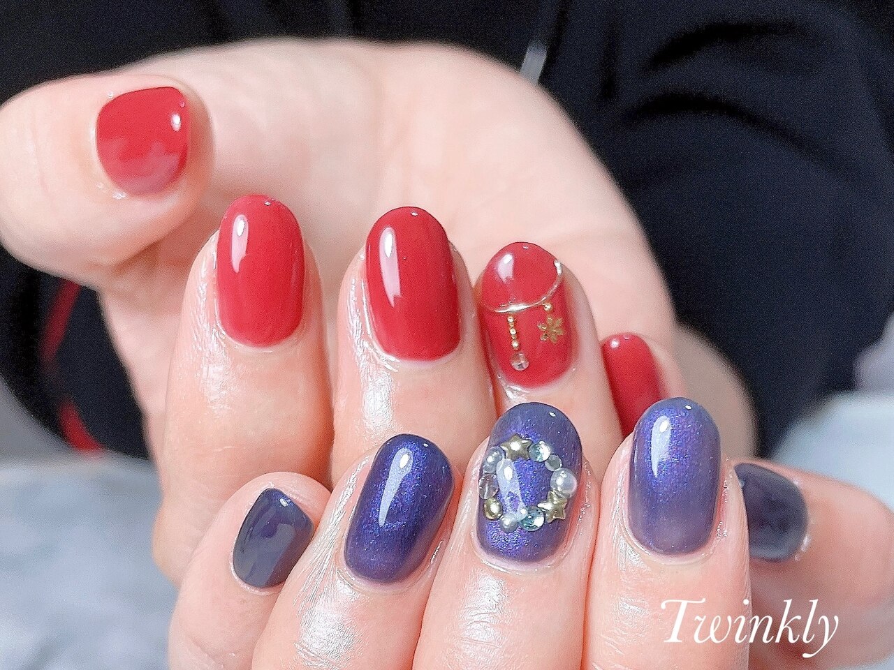 2025年-2026年冬トレンド】ネイビー ハンド クリスマスのネイル