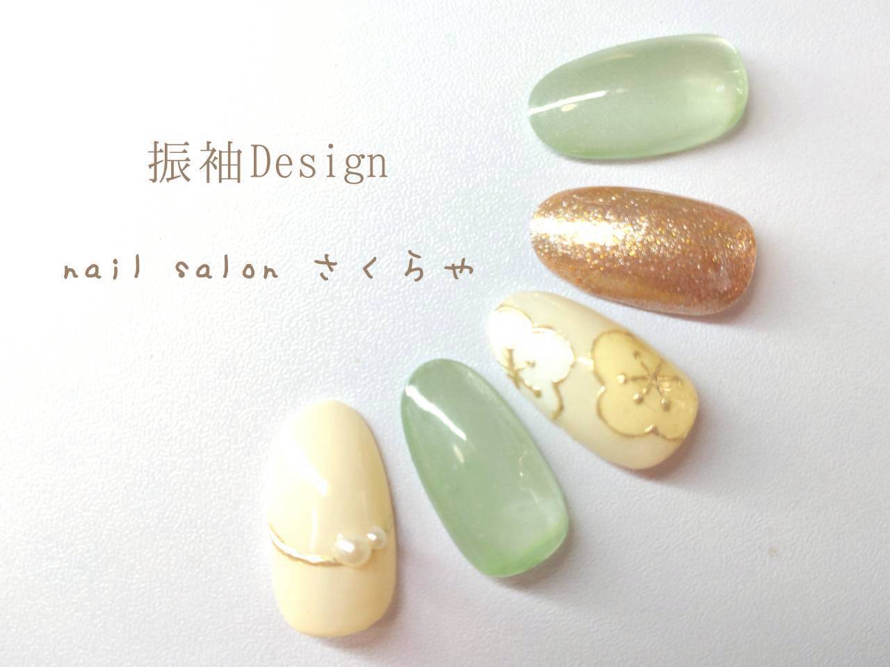 2025年-2026年冬トレンド】グリーン フラワー ハンドのネイルデザイン