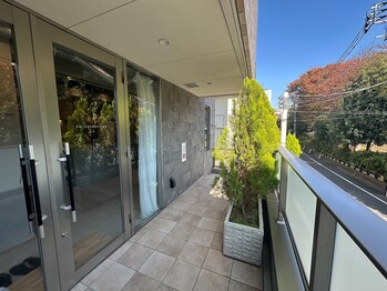 アム バイ オーキッド 代々木公園(UM by ORCHID)/明るいエントランス