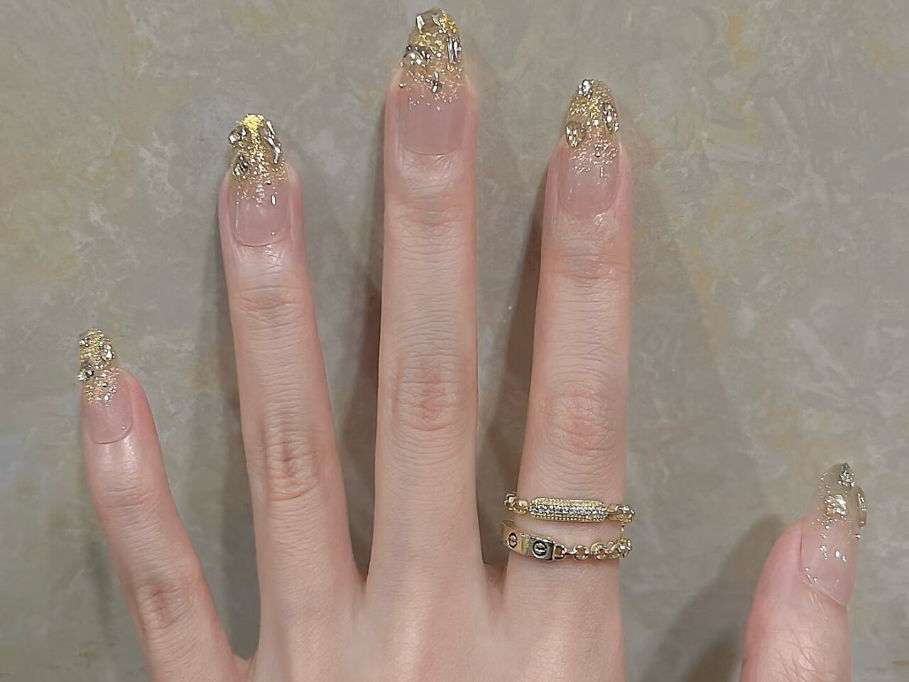 2026年冬トレンド】ゴールド ゴージャスのネイルデザイン集｜人気順