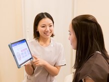 オムリス鍼灸接骨院/施術風景/シミ/小顔/ニキビ/毛穴