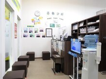 新発田名倉堂鍼灸接骨院の雰囲気（待合は5席座れます。お子様も受付で見させて頂きます。）