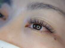 艶やかなまつげでエレガントに。伏し目も美しい印象的な目元へ