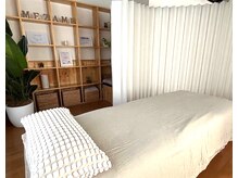 メザメ(MEZAME)の雰囲気(パーテーションの向こう側は寛げるマッサージスペース)