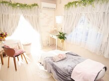 ルミエール(Lumiere)の雰囲気（白を基調にした清潔感のあるサロン。お庭を望む開放感あるお部屋）
