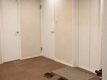 IDOL.Twinkle【長さだし/持ち込み/つけ放題/マグネット/フィルイン】の雰囲気(ソファがございますのでおくつろぎになってお待ちください。)