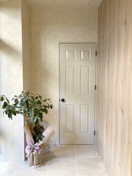 エッセンシャル アイビューティー(Essential)/beauty room 入口