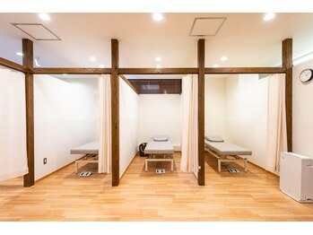 春風堂接骨院 石神井公園院/個室状態で施術が受けられます。