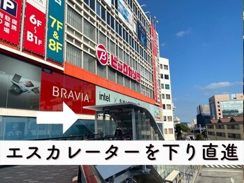 ビューステージ アイブロウサロン 藤沢/エスカレーターで下へ