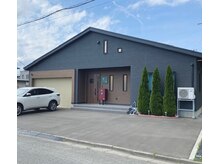 キラビ(Kiravi)の雰囲気（赤いポストと緑の看板が目印です！）
