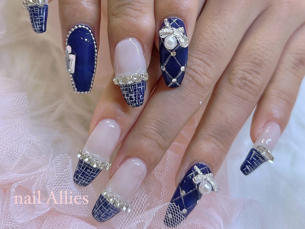 2026年冬トレンド】ネイビー リボンのネイルデザイン集｜人気順｜4