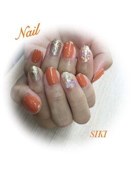 シキ(SIKI)/くすみオレンジ×シェルでネイル