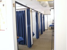 足庵(アシアン)の雰囲気（日当たりがよく、広々としたお店です。）