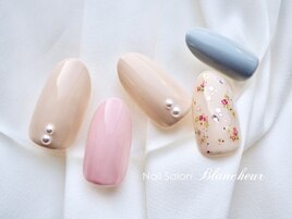 パステルカラーの小花柄ネイル